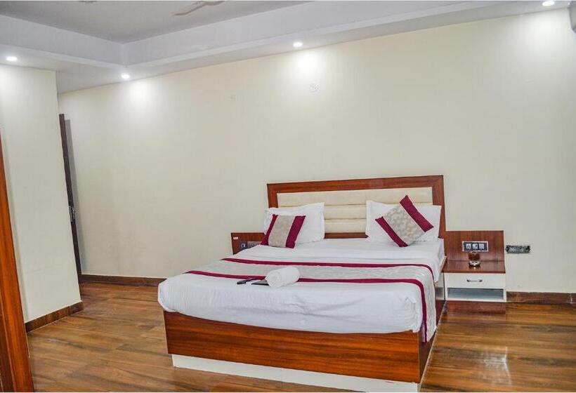 Fabhotel The Golf Inn