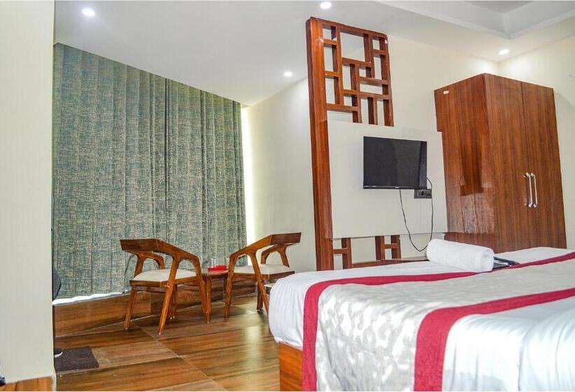 Fabhotel The Golf Inn