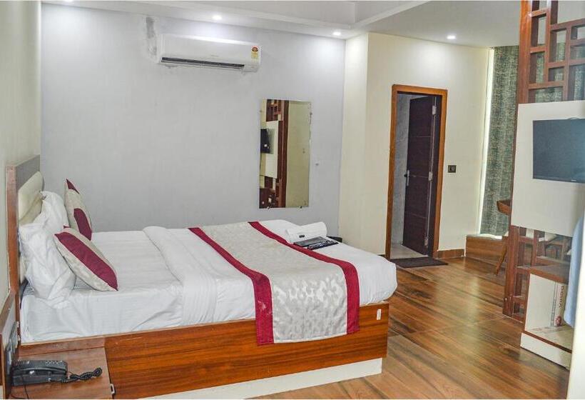 Fabhotel The Golf Inn