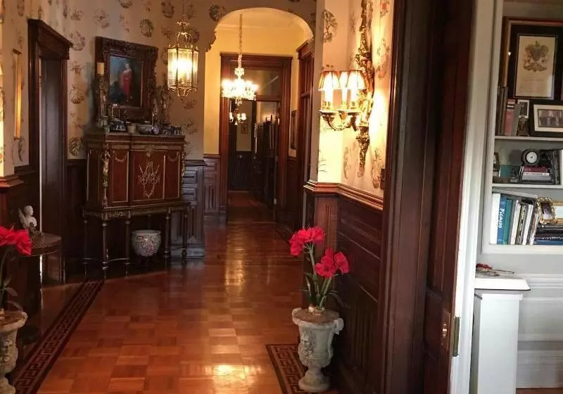 Aamiaismajoitus (B&B) Burke Mansion