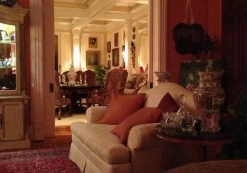 Aamiaismajoitus (B&B) Burke Mansion