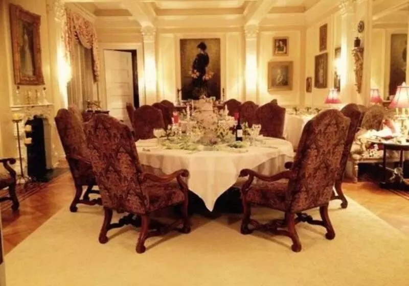 Aamiaismajoitus (B&B) Burke Mansion