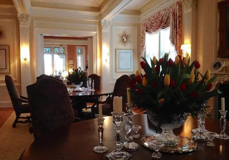 Aamiaismajoitus (B&B) Burke Mansion