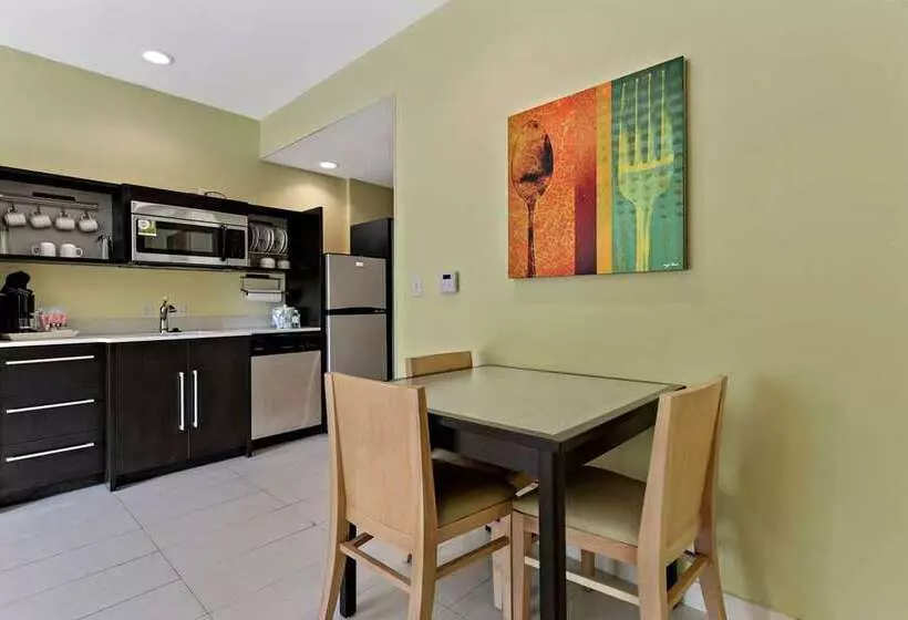 هتل Home2 Suites By Hilton Gulfport I10