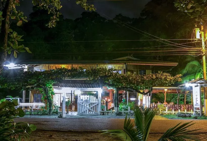 هتل La Isla Inn