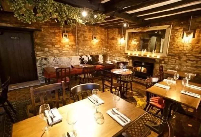 簡易ホテル Woodstock Arms