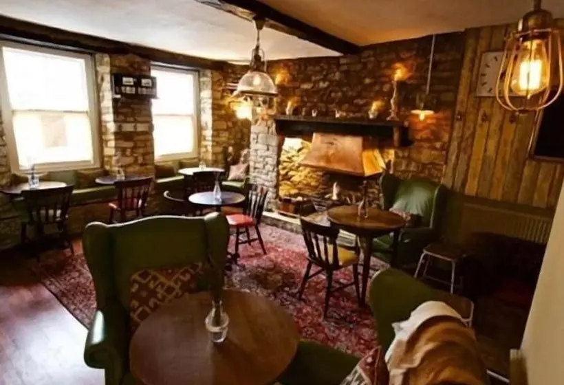 簡易ホテル Woodstock Arms