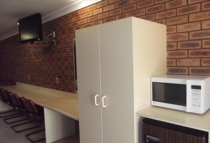 Мотель Cobar Town And Country Motor Inn