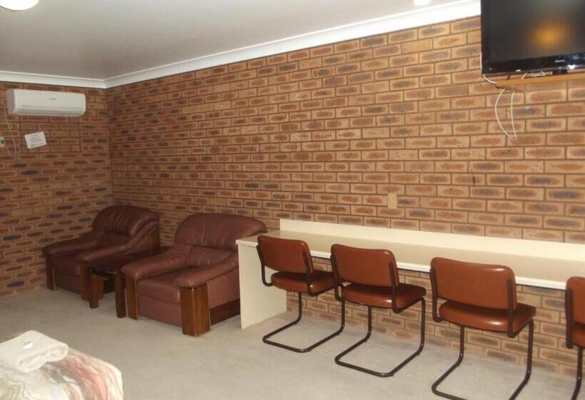 Мотель Cobar Town And Country Motor Inn