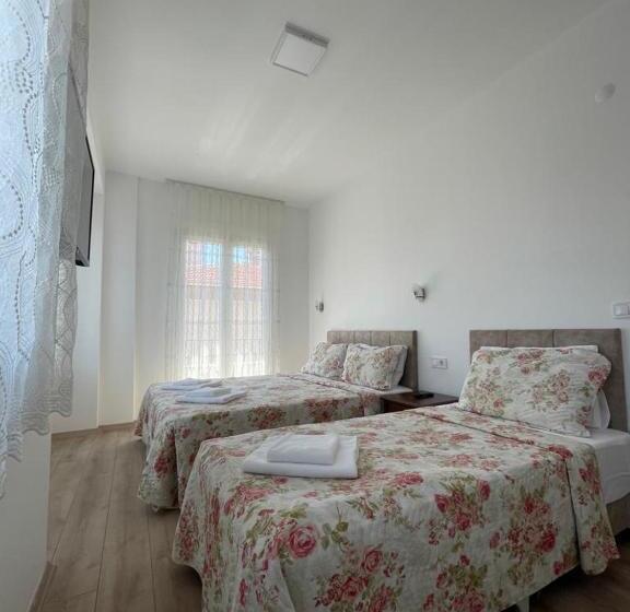 تختخواب و صبحانه Adil Otel