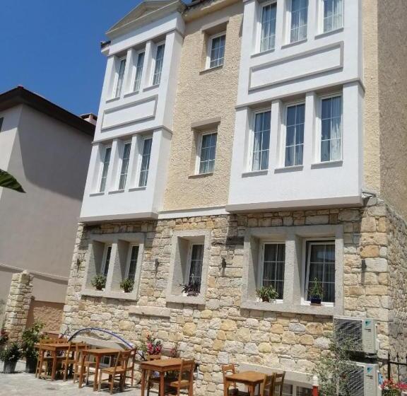 تختخواب و صبحانه Adil Otel