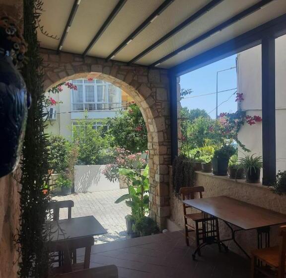 تختخواب و صبحانه Adil Otel