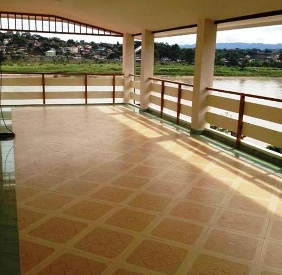 Hotel Day Waterfront