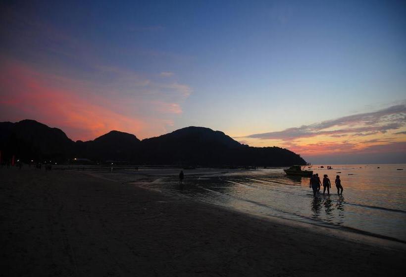 Slinky Hostel @ The Beach