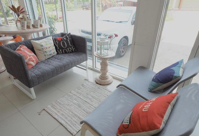 تختخواب و صبحانه Banmeesukko Phitsanulok