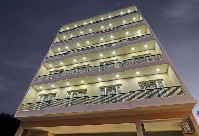 בית מלון כפרי Treebo Kamron Regency Sector 80