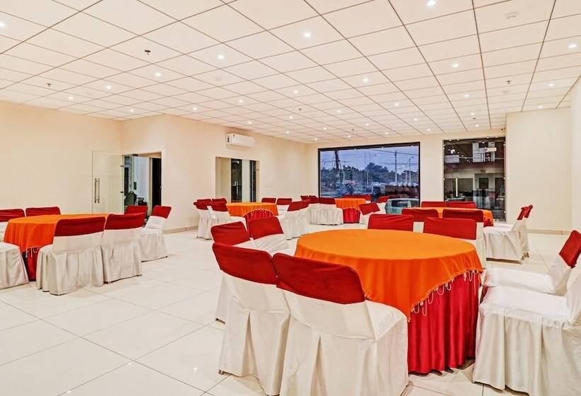 בית מלון כפרי Treebo Kamron Regency Sector 80