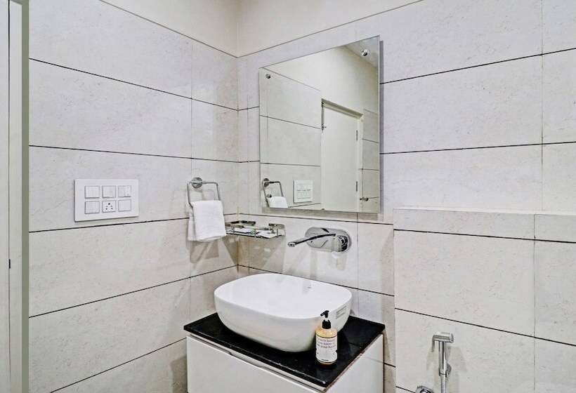 בית מלון כפרי Treebo Kamron Regency Sector 80