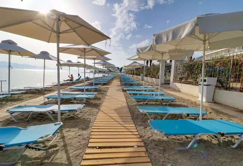 ホテル Calamos Beach Family Club