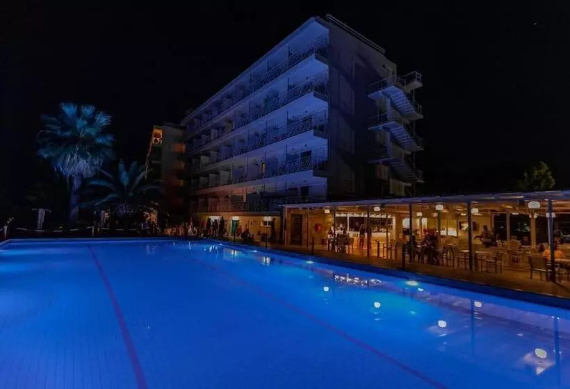 ホテル Calamos Beach Family Club