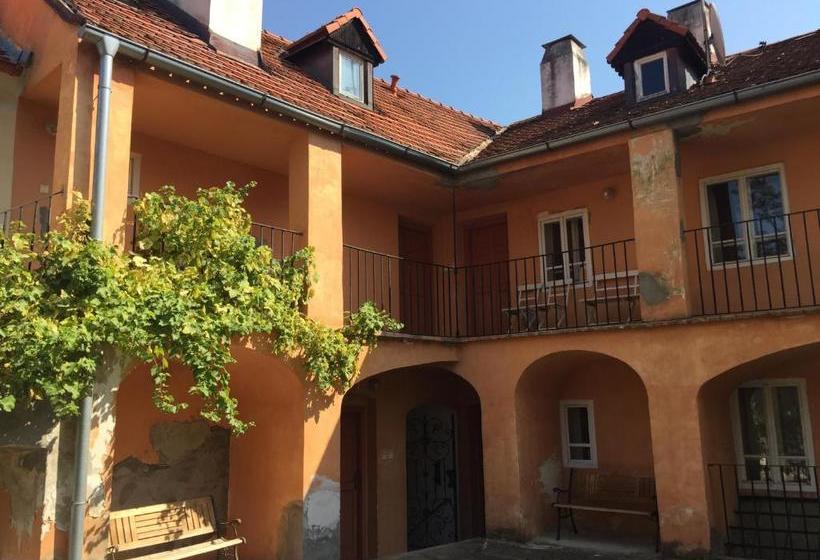 Fotos del hotel At The Golden Plough Apartments:  2