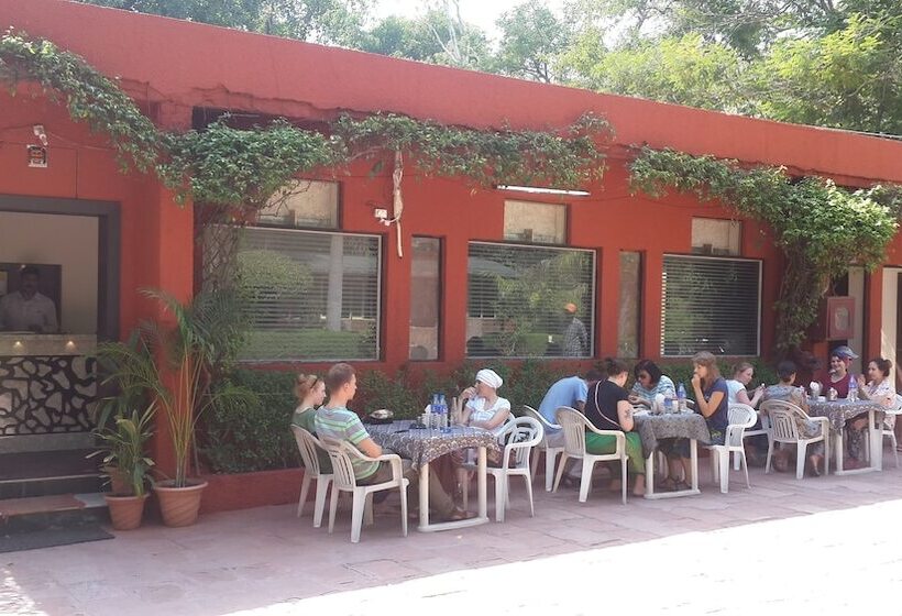 هتل Sheela, 100m From Taj Mahal