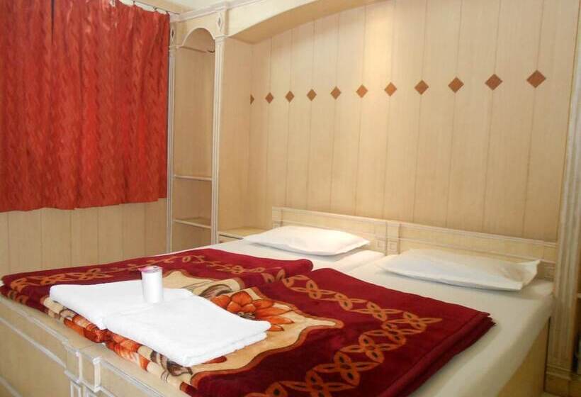 هتل Sheela, 100m From Taj Mahal