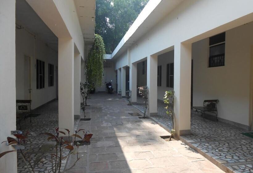 هتل Sheela, 100m From Taj Mahal