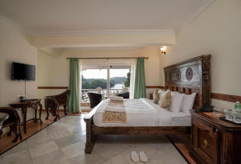 Hotel Stone Wood Riverfront Resort, Siolim