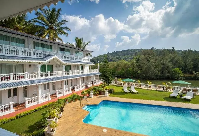 ホテル Stone Wood Riverfront Resort, Siolim