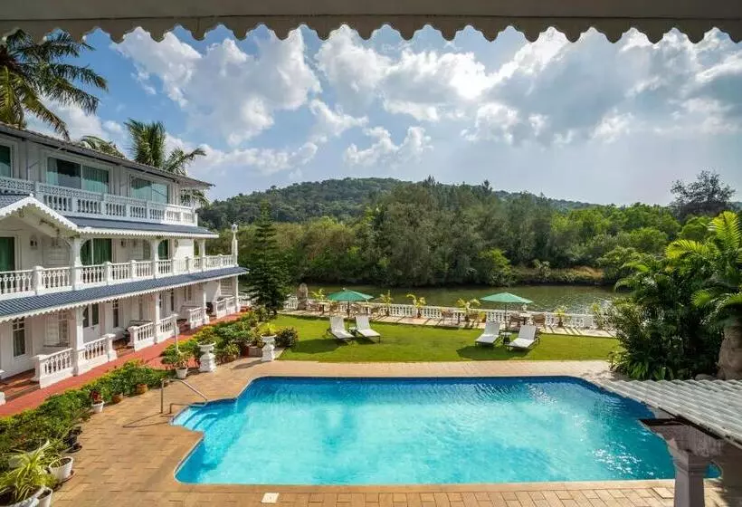 ホテル Stone Wood Riverfront Resort, Siolim