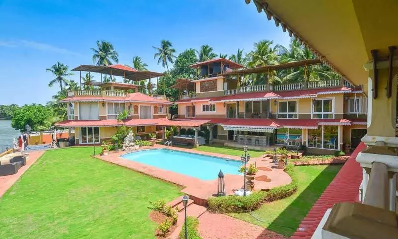 ホテル Stone Wood Riverfront Resort, Siolim