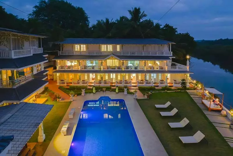 ホテル Stone Wood Riverfront Resort, Siolim