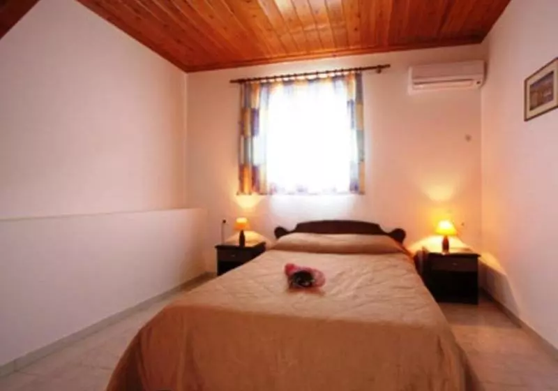 هتل Yiota Studios & Apartments