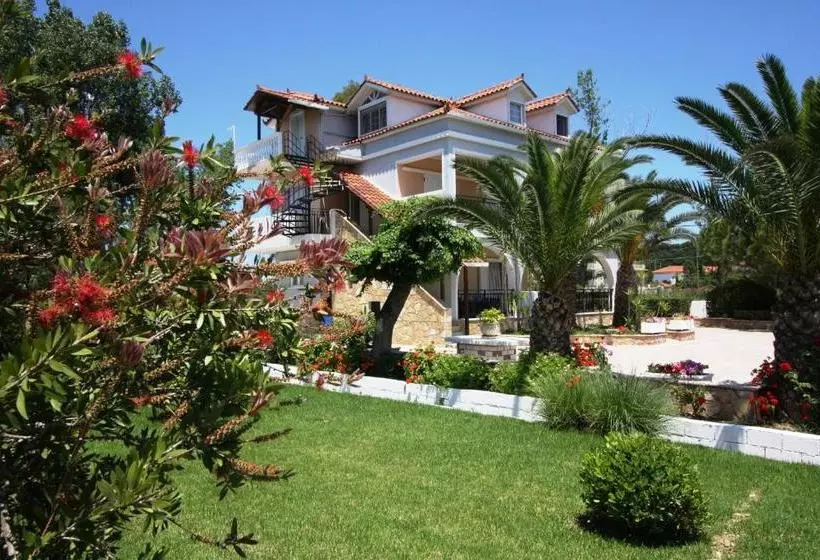 هتل Yiota Studios & Apartments