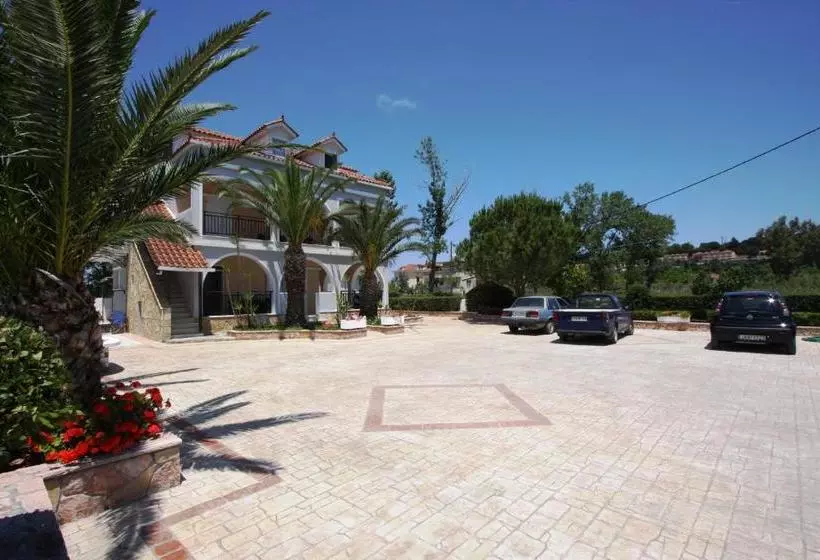 هتل Yiota Studios & Apartments