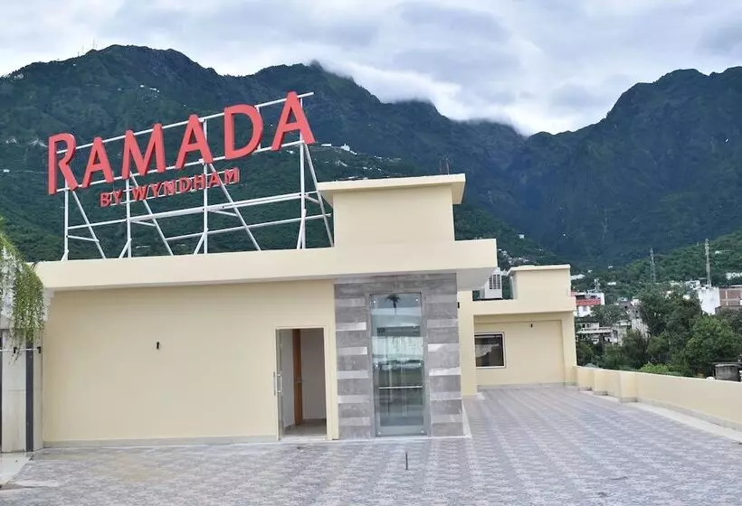 ホテル Ramada By Wyndham Katra Station Road