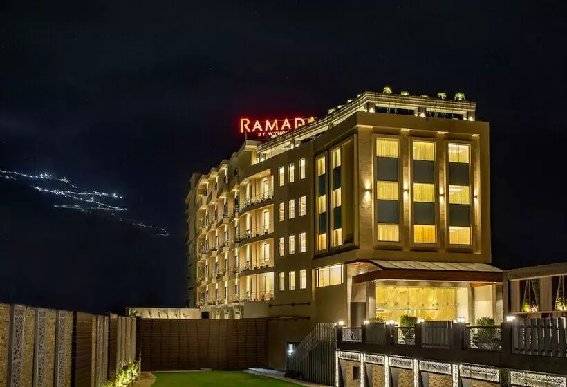 ホテル Ramada By Wyndham Katra Station Road