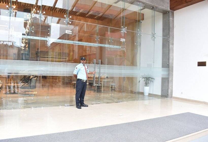 هتل Ramada By Wyndham Katra Station Road