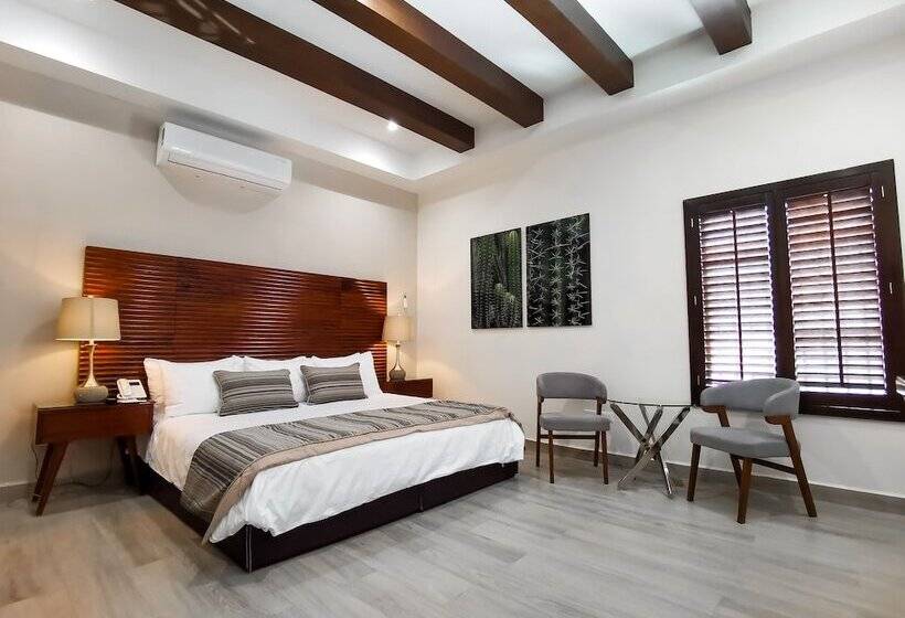 فندق Plaza Cuatro Cienegas