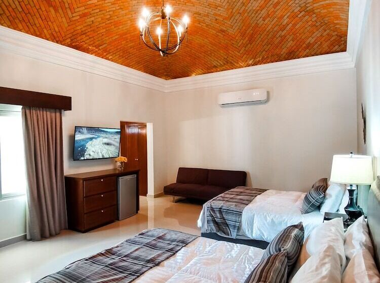 فندق Plaza Cuatro Cienegas