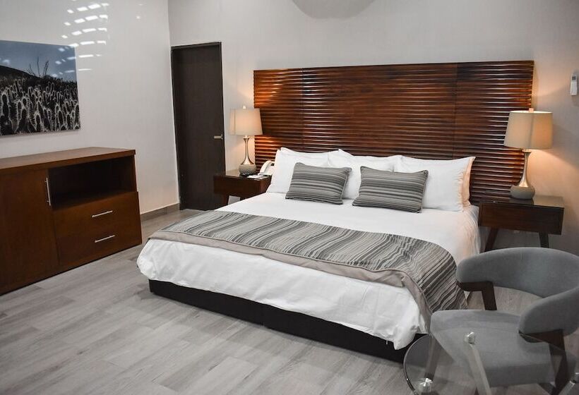 فندق Plaza Cuatro Cienegas