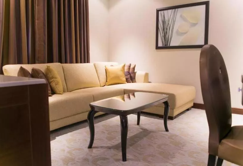 Strato Hotel By Warwick