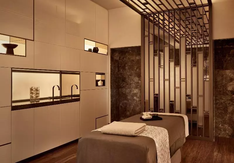 هتل The Ritzcarlton, Astana