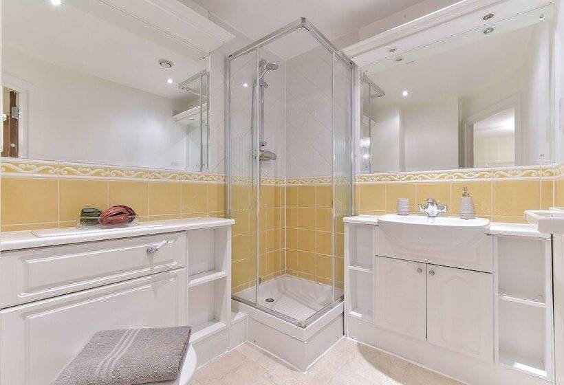 Tower Bridge Superior Apartments