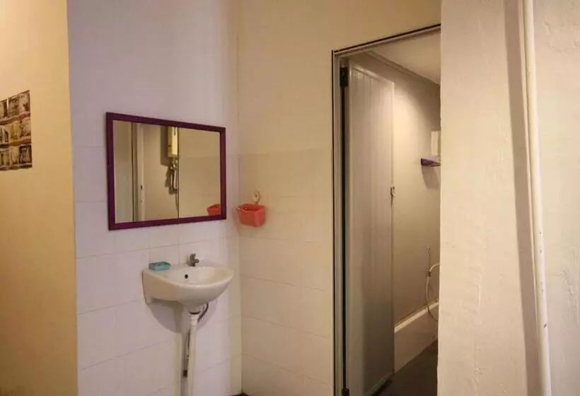 Cocoa Mews Cafe & Homestay   Hostel