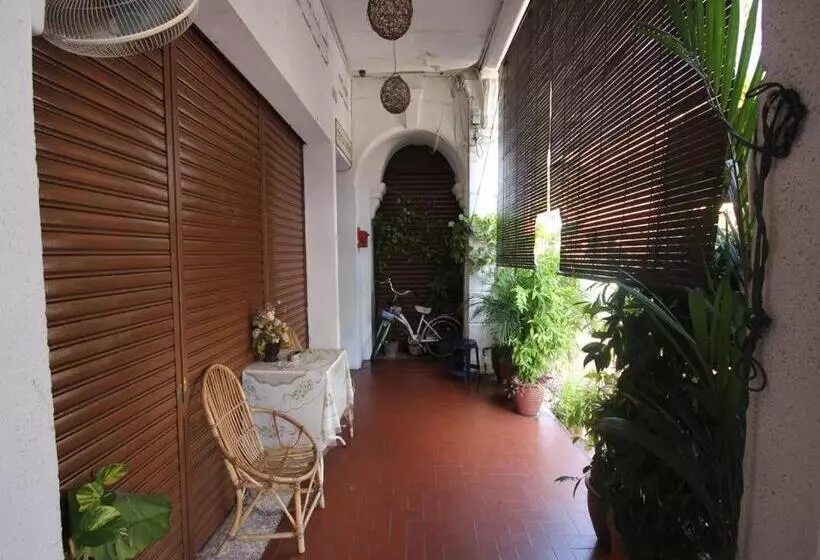 Cocoa Mews Cafe & Homestay   Hostel