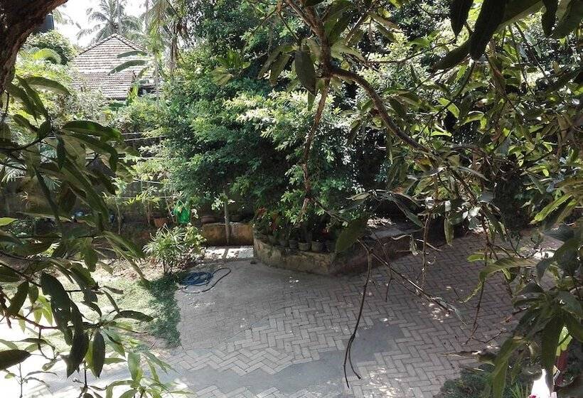 بنسيون Garden Inn