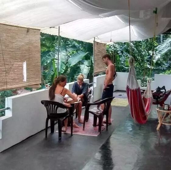 پانسیون Jungleside House