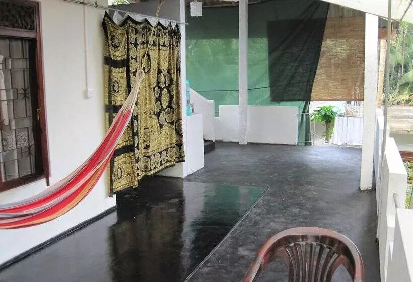 پانسیون Jungleside House